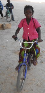 8- Fillette en vélo